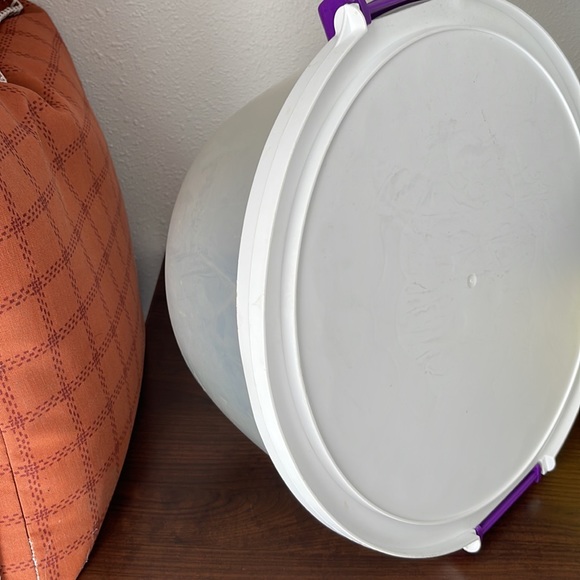 Traveling Cake Container - Picture 3 of 3